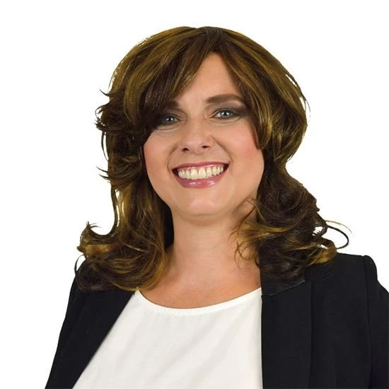 Pruik Linda Met Slag Donker Blond 1 Pruik Linda Met Slag Donker Blond