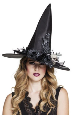 Boland Heksenhoed Zwart Met Decoratie Van Zwarte Bloemen En Doodshoofd