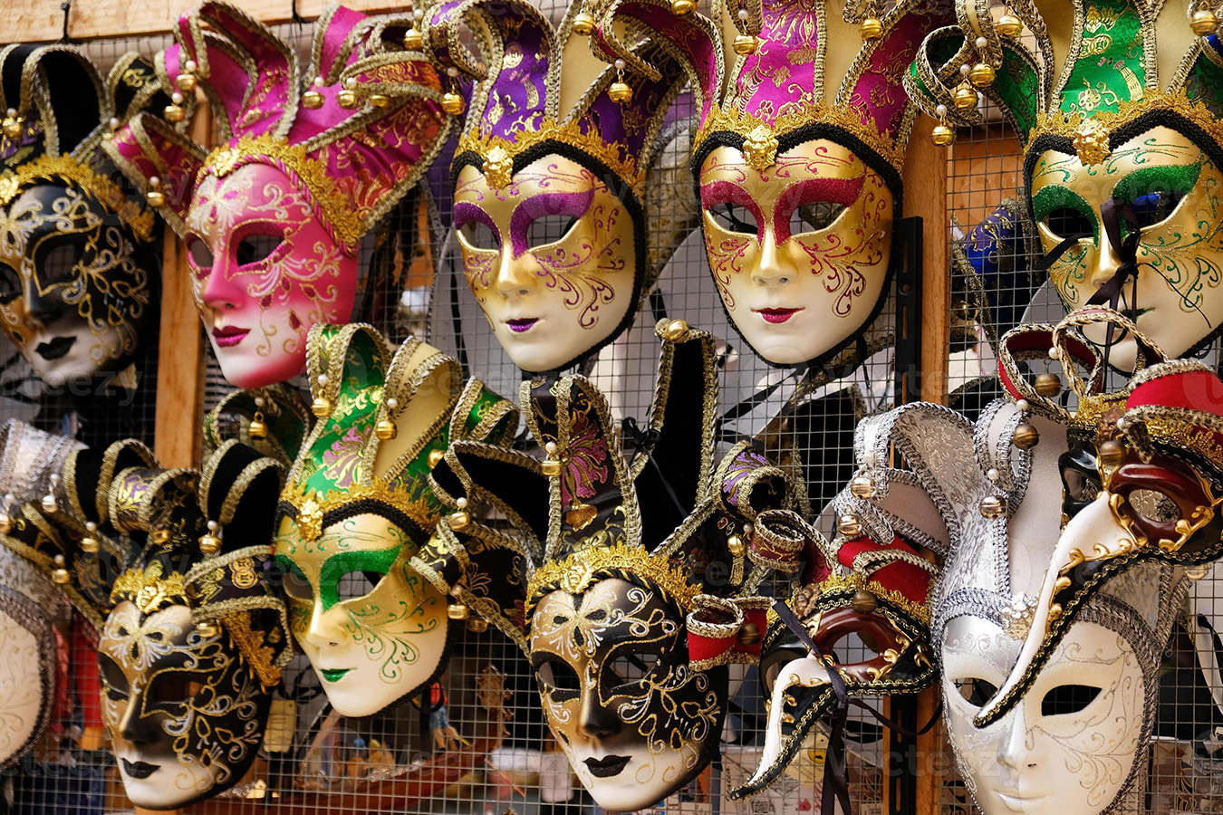 Party Supplies Verkoop -Party Supplies Verkoop traditional venetian masks on shelves in souvenirs shop in venice italy beautiful carnival masks in variety of colours authentic and original venetian full face masks for carnival photo